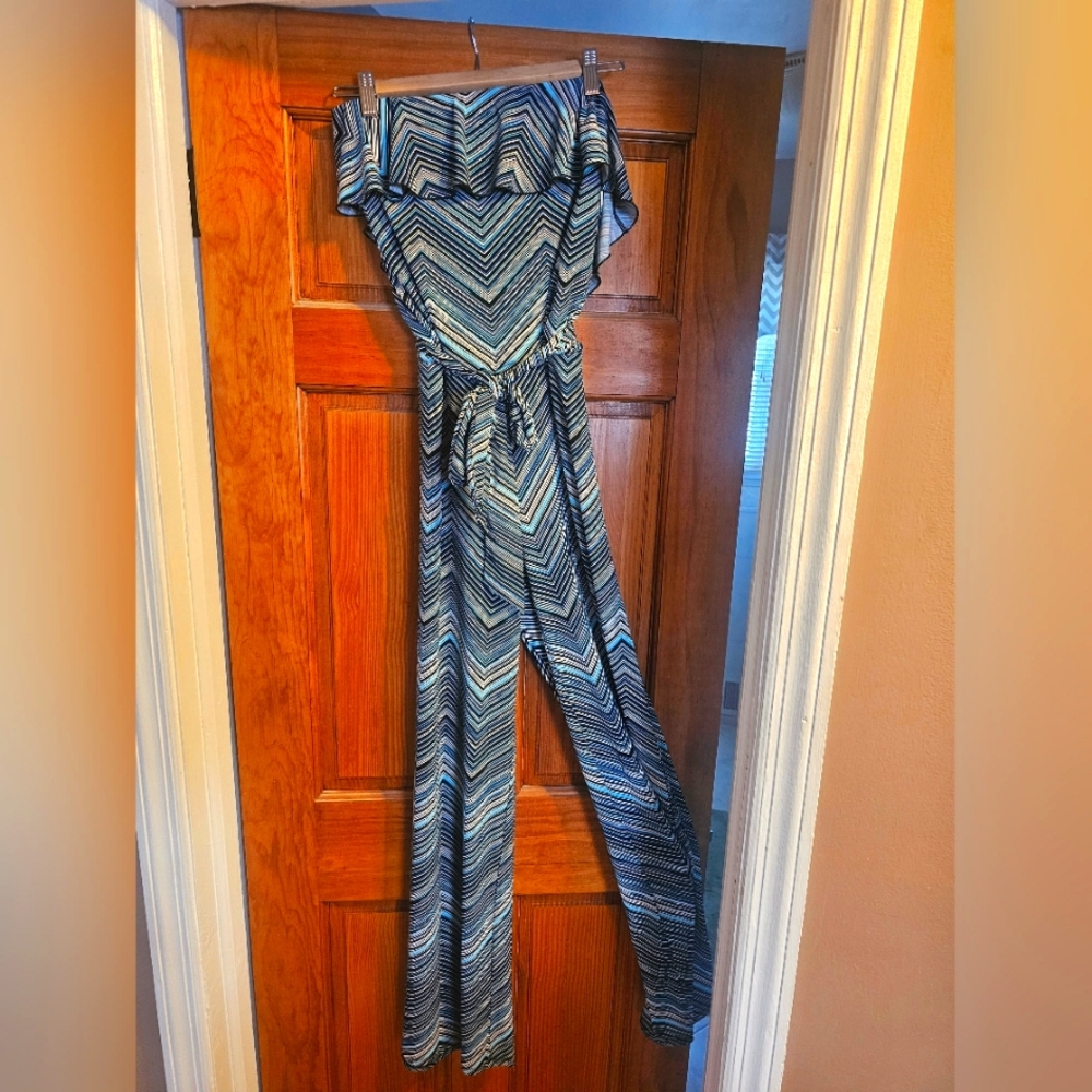 NWT White House Black Market strapless jumpsuit with tie. Size Medium